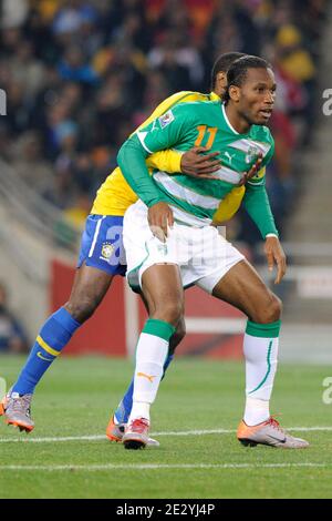 Juan brésilien combat Didier Drogba en Côte d'Ivoire lors du match de football de la coupe du monde de la FIFA en Afrique du Sud 2010, groupe G, Brésil contre Côte d'Ivoire, au stade de football de Soccer City à Johannesburg, Afrique du Sud, le 20 juin 2010. Le Brésil a gagné 3-1. Photo de Henri Szwarc/ABACAPRESS.COM Banque D'Images