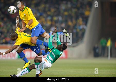 Felipe Melo et Michel Bastos, du Brésil, affronte Aruna Dindane, de Côte d'Ivoire, lors du match de football de la coupe du monde de la FIFA en Afrique du Sud 2010, groupe G, Brésil contre Côte d'Ivoire, au stade de football de Soccer City à Johannesburg, en Afrique du Sud, le 20 juin 2010. Le Brésil a gagné 3-1. Photo de Henri Szwarc/ABACAPRESS.COM Banque D'Images