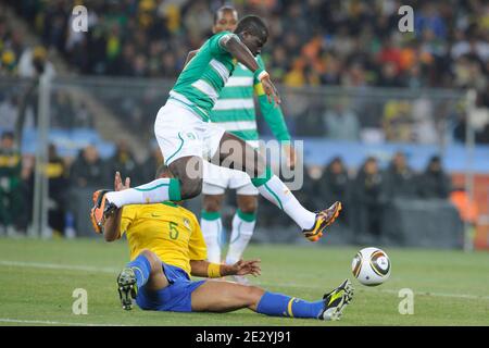 Felipe Melo du Brésil combat Emmanuel Eboue de Côte d'Ivoire lors du match de football de la coupe du monde de la FIFA en Afrique du Sud 2010, groupe G, Brésil contre Côte d'Ivoire au stade de football de Soccer City à Johannesburg, Afrique du Sud, le 20 juin 2010. Le Brésil a gagné 3-1. Photo de Henri Szwarc/ABACAPRESS.COM Banque D'Images