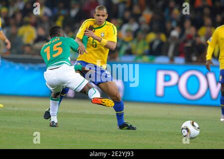 Felipe Melo du Brésil combat Didier Zokora de Côte d'Ivoire lors du match de football de la coupe du monde de la FIFA en Afrique du Sud 2010, groupe G, Brésil contre Côte d'Ivoire au stade de football de Soccer City à Johannesburg, Afrique du Sud, le 20 juin 2010. Le Brésil a gagné 3-1. Photo de Henri Szwarc/ABACAPRESS.COM Banque D'Images