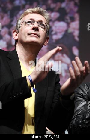 Récemment nommé secrétaire général du parti communiste français, Pierre Laurent prononce un discours lors du 35e congrès du parti communiste français, dans le quartier des affaires de la Défense, à l'extérieur de Paris, en France, le 20 juin 2010. Photo de Stephane Lemouton/ABACAPRESS.COM Banque D'Images