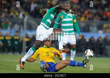 Felipe Melo du Brésil combat Emmanuel Eboue de Côte d'Ivoire lors du match de football de la coupe du monde de la FIFA en Afrique du Sud 2010, groupe G, Brésil contre Côte d'Ivoire au stade de football de Soccer City à Johannesburg, Afrique du Sud, le 20 juin 2010. Le Brésil a gagné 3-1. Photo de Henri Szwarc/ABACAPRESS.COM Banque D'Images