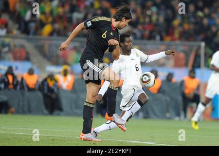 Le Sami Khedira d'Allemagne combat Anthony Annan au Ghana lors du match de football de la coupe du monde de la FIFA en Afrique du Sud 2010, groupe D, Allemagne contre Ghana au stade de football de Soccer City à Johannesburg, Afrique du Sud, le 23 juin 2010. L'Allemagne a gagné 1-0. Photo de Henri Szwarc/ABACAPRESS.COM Banque D'Images