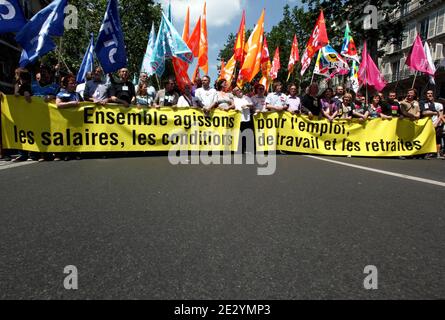 Le chef du syndicat CFDT, François Chereque, et le secrétaire général du syndicat français CGT, Bernard Thibault, participent à la journée nationale de grève organisée par les syndicats pour protester contre la révision des pensions, à Paris, en France, le 24 juin 2010. Photo de Stephane Lemouton/ABACAPRESS.COM Banque D'Images