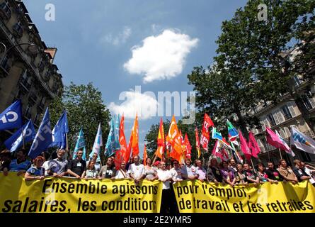 Le chef du syndicat CFDT, François Chereque, et le secrétaire général du syndicat français CGT, Bernard Thibault, participent à la journée nationale de grève organisée par les syndicats pour protester contre la révision des pensions, à Paris, en France, le 24 juin 2010. Photo de Stephane Lemouton/ABACAPRESS.COM Banque D'Images