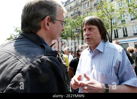 Le secrétaire général du syndicat français CGT Bernard Thibault s'entretient avec le nouveau secrétaire général du parti communiste français, Pierre Laurent, au cours d'une journée de grève nationale organisée par les syndicats pour protester contre la réforme des retraites, à Paris, en France, le 24 juin 2010. Photo de Stephane Lemouton/ABACAPRESS.COM Banque D'Images