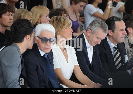 L-R : Baptiste Giabici, Karl Lagerfeld, Helene et Bernard Arnault, Jaime de Marichalar assistent à la présentation de la Collection masculine printemps-été 2011 de Dior à Paris, France, le 26 juin 2010. Photo par Ammar Abd Rabbo/ABACAPRESS.COM Banque D'Images