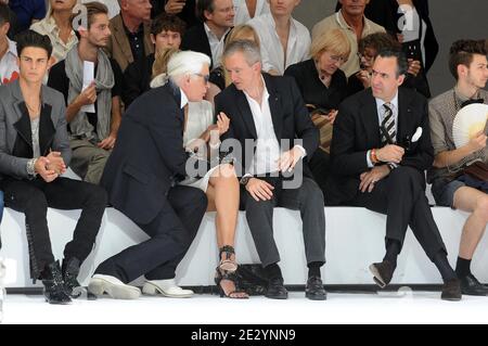 L-R : Baptiste Giabici, Karl Lagerfeld, Helene et Bernard Arnault, Jaime de Marichalar assistent à la présentation de la Collection masculine printemps-été 2011 de Dior à Paris, France, le 26 juin 2010. Photo par Ammar Abd Rabbo/ABACAPRESS.COM Banque D'Images