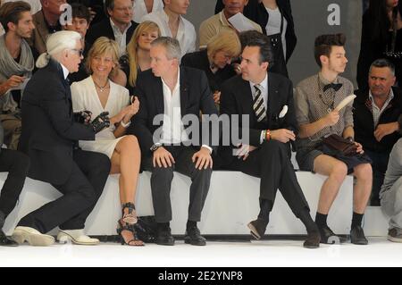 De gauche à droite : Karl Lagerfeld, Helene et Bernard Arnault, Jaime de Marichalar assistent à la présentation de la Collection masculine printemps-été 2011 de Dior à Paris, France, le 26 juin 2010. Photo par Ammar Abd Rabbo/ABACAPRESS.COM Banque D'Images