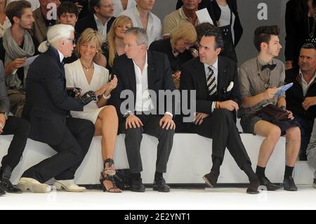 De gauche à droite : Karl Lagerfeld, Helene et Bernard Arnault, Jaime de Marichalar assistent à la présentation de la Collection masculine printemps-été 2011 de Dior à Paris, France, le 26 juin 2010. Photo par Ammar Abd Rabbo/ABACAPRESS.COM Banque D'Images