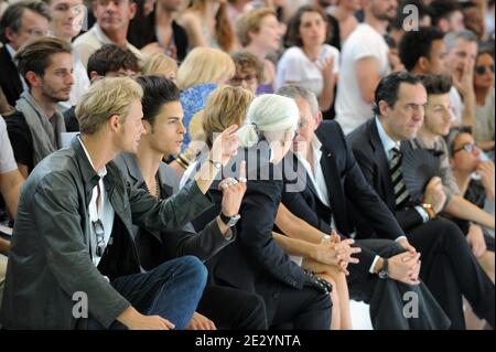 De gauche à droite : Arnaud Lemaire, Baptiste Giabici, Karl Lagerfeld, Helene et Bernard Arnault, Jaime de Marichalar assistent à la présentation de la Collection d'hommes printemps-été 2011 de Dior à Paris, France, le 26 juin 2010. Photo par Ammar Abd Rabbo/ABACAPRESS.COM Banque D'Images