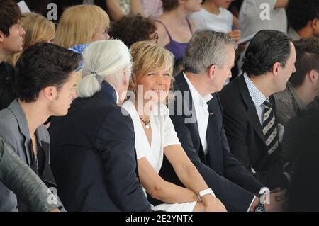 L-R : Baptiste Giabici, Karl Lagerfeld, Helene et Bernard Arnault, Jaime de Marichalar assistent à la présentation de la Collection masculine printemps-été 2011 de Dior à Paris, France, le 26 juin 2010. Photo par Ammar Abd Rabbo/ABACAPRESS.COM Banque D'Images