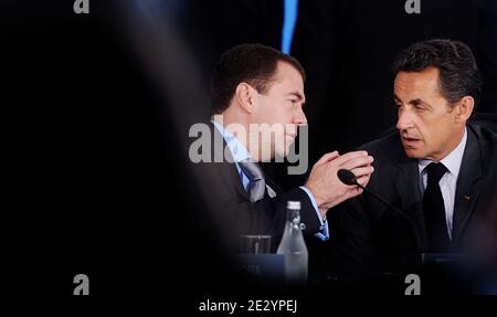 Le président russe Dmitry Medvedev s’entretient avec le président français Nicolas Sarkozy lors de la première session plénière du G20 au Centre des congrès de Toronto, Ontario, Canada, le 27 juin 2010. Photo par Olivier Douliery/ABACAPRESS.COM Banque D'Images