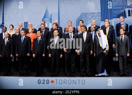 « les leaders du monde entier se détournent pour poser au Sommet du G20 une « photo de famille » au Centre des congrès de Toronto, Ontario, Canada, le 27 juin 2010. De gauche à droite, rangée du bas : Felipe Calderon, président du Mexique, Susilo Bambang Yudhoyono, président de l'Indonésie, Hu Jintao, président de la Chine, Lee Myung-bak, président de la Corée du Sud, Stephen Harper, premier ministre du Canada, président américain Barack Obama, roi Abdallah d'Arabie saoudite, Nicolas Sarkozy, président de la France ; rangée du milieu : Bingu Wa Mutharika, président du Malawi, Silvio Berlusconi, premier ministre italien, Angela Merkel, Ger Banque D'Images