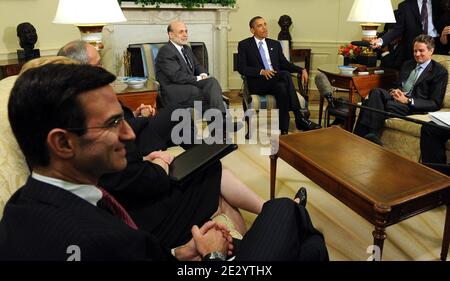 LE président AMÉRICAIN Barack Obama s'adresse aux médias après sa rencontre avec le président de la Réserve fédérale Ben Bernanke dans le bureau ovale de la Maison Blanche à Washington DC, aux États-Unis, le 29 juin 2010. Il est accompagné de Peter R. Orszag, directeur sortant de la gestion et du budget, et de Timothy Geithner, secrétaire au Trésor. Photo de Roger L. Wollenberg/ABACAPRESS.COM (en photo : Barack Obama, Ben Bernanke, Peter Orszag, Timothy Geithner) Banque D'Images