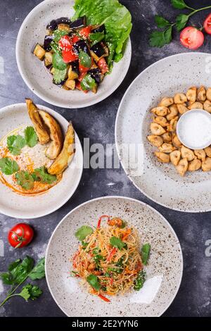 Composition créative. Table décorée avec plats cuisinés, en-cas. Photo pour le menu Banque D'Images