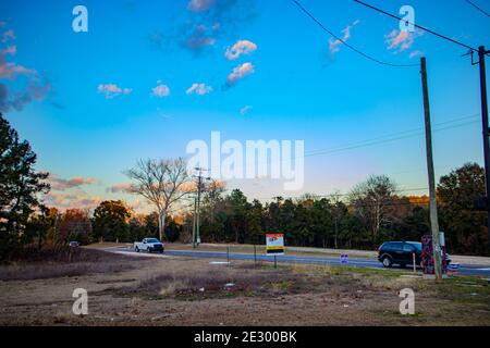Augusta, GA USA - 01 02 21: Trafic et terrain à vendre avec ciel bleu Banque D'Images