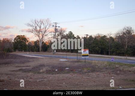 Augusta, GA États-Unis - 01 02 21 : panneau d'élection et panneau de terre à vendre Banque D'Images