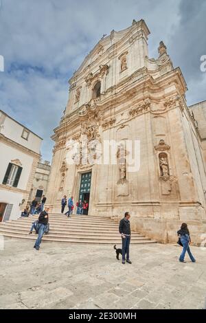 Martina Franca Apulia Italie novembre 2019 : touristes et locaux se réunissent autour de la basilique de San Martino sur la Piazza Plebiscito, province de Taranto, Apuli Banque D'Images