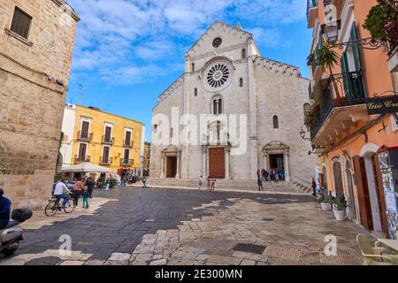 Bari Apulia Italie octobre 2019 : touristes Gahter autour de la Basilique Saint Nicolas aussi connue sous le nom de Basilique San Nicola de Bari Banque D'Images