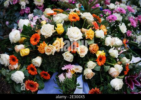 décoration de fleur sur une tombe après un enterrement Banque D'Images