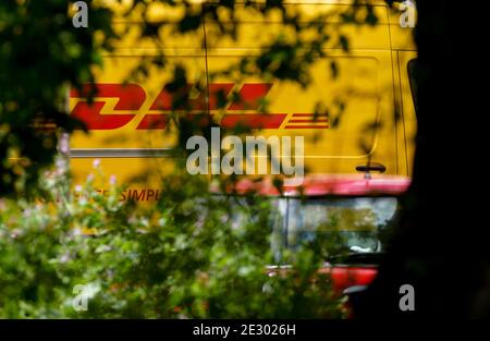 Bucarest, Roumanie - 25 mai 2020 une camionnette jaune DHL est vue dans une rue du centre-ville de Bucarest. Cette image est destinée à un usage éditorial uniquement. Banque D'Images