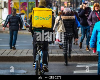 Bucarest, Roumanie - 28 janvier 2020: Un service de livraison de nourriture Glovo livre de la nourriture à Bucarest, Roumanie. Banque D'Images