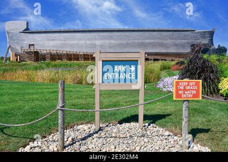 Au milieu d'une herbe verte et sur un monticule de pierre est le signe qui indique l'entrée de Noah's Ark situé à Williamstown KY, USA 10- 5-2019 Banque D'Images