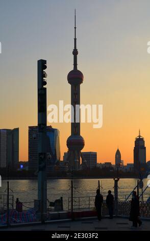 Prendre des photos et regarder le coucher du soleil en regardant le Quartier de Pudong à Shanghai et la célèbre ligne d'horizon dominée par La tour de perle orientale Banque D'Images