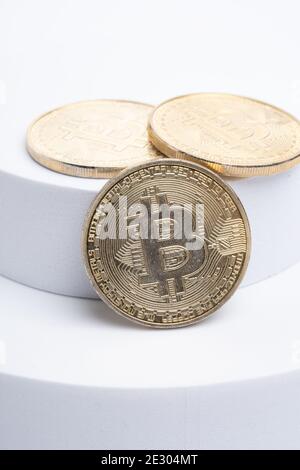 Concept de crypto-monnaie. Réplique Bitcoin sur fond blanc Banque D'Images