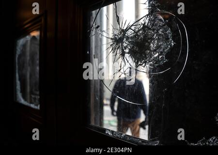 Washington, États-Unis. 15 janvier 2021. Le verre est cassé aux portes de la Chambre des représentants au Capitole des États-Unis le 15 janvier 2021 à Washington, DC. (Photo d'Oliver Contreras/SIPA USA) Credit: SIPA USA/Alay Live News Banque D'Images