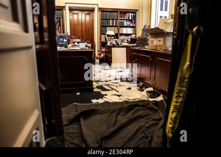 Washington, États-Unis. 15 janvier 2021. Les séquelles observées à l'intérieur d'un bureau au premier étage du Capitole des États-Unis à Washington, DC, le 15 janvier 2021, après qu'il ait été vandalisé par des émeutiers pro-Trump. (Photo d'Oliver Contreras/SIPA USA) Credit: SIPA USA/Alay Live News Banque D'Images