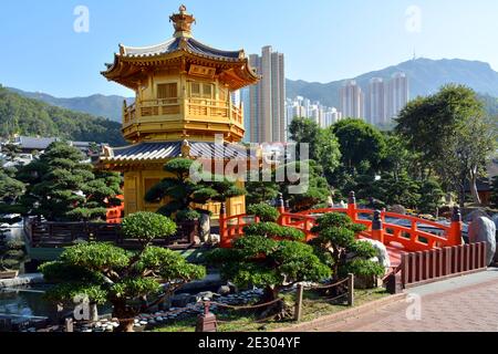 Pavillon de la perfection absolue dans le jardin Nan Lian Hong Kong. Vieux jardin calme et lac parmi les gratte-ciel modernes. Banque D'Images