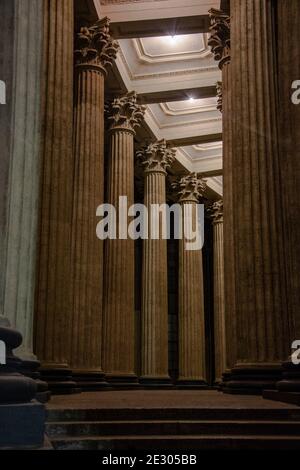 Foyer sélectif. Colonnes de la cathédrale de Kazan dans la soirée. 2 place Kazanskaya, Saint-Pétersbourg, novembre 2020 Banque D'Images