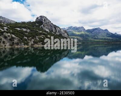 Reflet panoramique de l'Embalse de Gorg Blau lac artificiel d'eau douce Réservoir Majorque Iles Baléares Espagne en Europe Banque D'Images