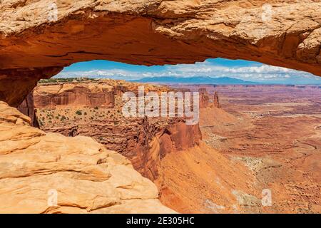 Formation de roches de grès Mesa Arch, Parc national de Canyonlands, Utah, États-Unis d'Amérique. Banque D'Images