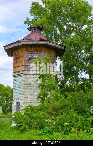 Ancien château d'eau à la gare de Hopkino, chemin de fer transsibérien, région de Kemerovo-Kuzbass Banque D'Images