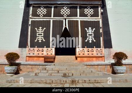 Monastère de Sumtseling au-dessus de la ville de Shangri la, style bouddhiste tibétain avec des bâtiments au sommet d'or. Ici, un rideau couvre une entrée de pièce Banque D'Images