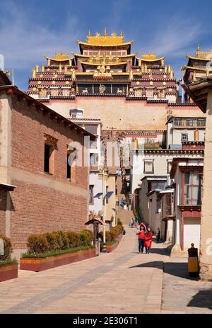 Monastère de Sumtseling au-dessus de la ville de Shangri la, Yunnan. Style bouddhiste tibétain avec bâtiments au sommet d'or. Entrée avec marches en haut. Banque D'Images