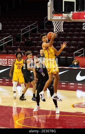 Des chevaux de Troie de la Californie du Sud vers l'avant Isaiah Mobley (3) rebondit le ballon Au cours d'un match de basket-ball universitaire NCAA contre les Huskies de Washington Le jeudi Banque D'Images