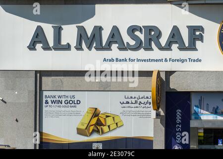 'Ras al Khaimah, Ras al Khaimah, Émirats arabes Unis - 12.22.2020: 'Al Masraf Banque arabe d'investissement et de commerce extérieur signer gros plan du logo. ' Banque D'Images