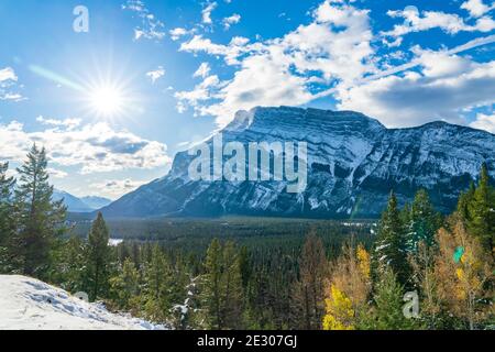 Parc national Banff magnifique paysage. Vallée du Mont Rundle avec forêt d'arbres de couleur verte et jaune en automne enneigé jour ensoleillé. Banque D'Images