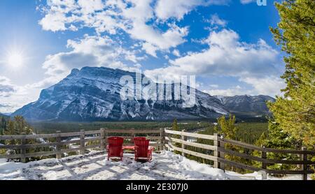 Chaise rouge, vue sur le Mont Rundle en hiver enneigé par temps ensoleillé. Parc national Banff magnifique paysage. Hoodoos Viewpoint, Rocheuses canadiennes. Banque D'Images