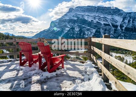 Chaise rouge, vue sur le Mont Rundle en hiver enneigé par temps ensoleillé. Parc national Banff magnifique paysage. Hoodoos Viewpoint, Rocheuses canadiennes. Banque D'Images