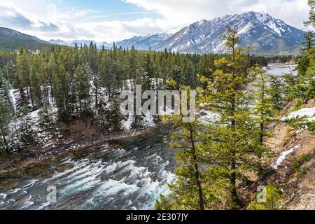 Bow River et Bow Falls en automne enneigé par temps ensoleillé. Vue depuis le point de vue de surprise Corner, le mont Norquay en arrière-plan. Parc national Banff Banque D'Images