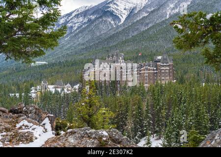 Fairmont Banff Springs en automne enneigé par beau soleil. Vue depuis le point de vue de surprise Corner. Parc national Banff, Rocheuses canadiennes. Banque D'Images