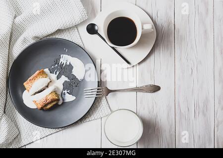 Crêpes à la crème farce et aigre, un verre de lait et une tasse de café noir sur une table légère. Petit-déjeuner rustique avec vue sur le dessus de l'espace réservé aux copies Banque D'Images