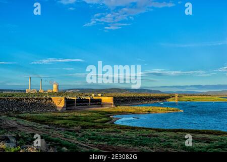 Vue sur le mur du barrage de Callide avec la centrale thermique de Callide Coal en arrière-plan, Biloela, Queensland, Queensland, Australie Banque D'Images