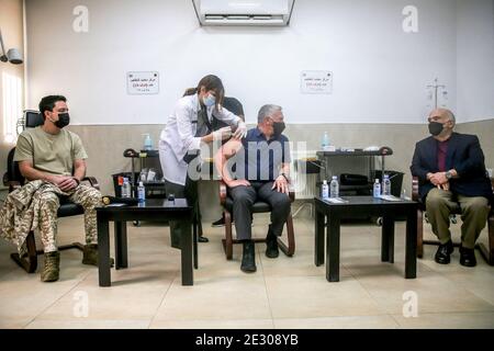 Le roi Abdallah II de Jordanie (au centre), accompagné de son oncle, le prince El Hassan bin Talal (à droite) et de son fils le prince héritier Al Hussein bin Abdullah (à gauche), reçoit le vaccin COVID-19 à la clinique royale des services médicaux du tribunal hachémite royal, à Amman, en Jordanie, le 14 janvier 2021. Photo de Balkis Press/ABACAPRESS.COM Banque D'Images