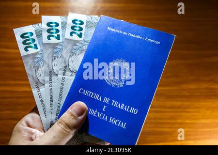 Sorocaba, Brésil. 15 janvier 2021. Main tenant trois 200 bons de REais et carte de visite. Avec la fin de l'aide d'urgence de 600 reais en janvier 2021, environ 48 millions de Brésiliens ont été touchés. Environ 275 milliards de dollars R ont été versés en 2020 à 68 millions de personnes. Credit: Cadu Rolim/FotoArena/Alay Live News Banque D'Images